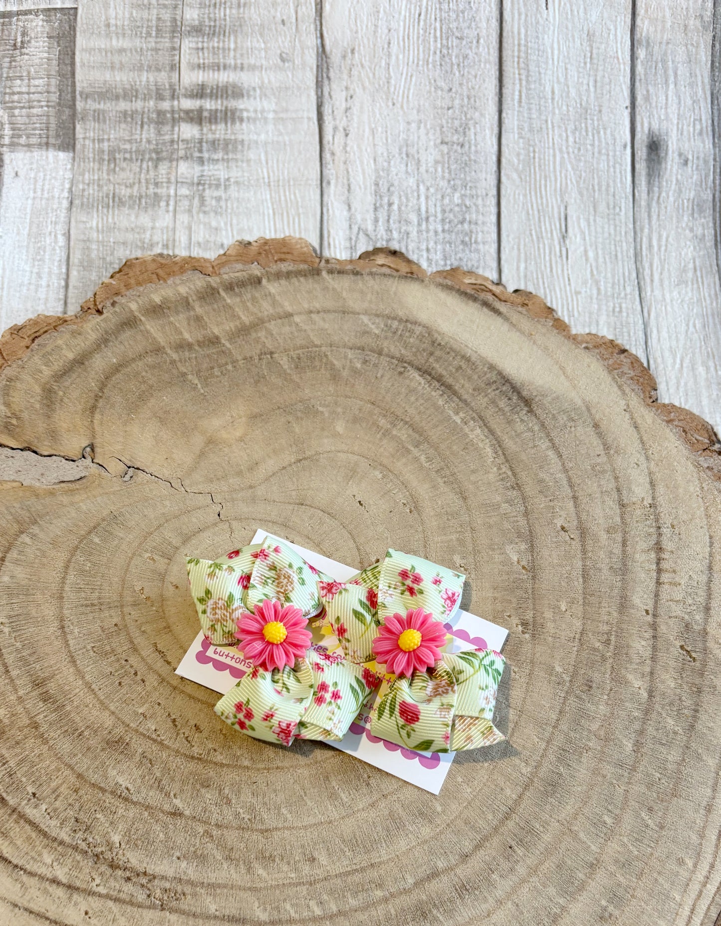 š Green Floral Bow Hair Clip Set with Pink Daisy Centre š