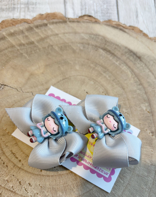 🎀 Grey Bow Hair Clip Set with Cute Doll Centre 🎀